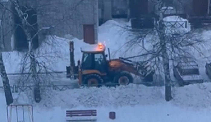 «Это из ряда вон выходящее»: в Ярославле рабочие скидывали убранный снег на детскую площадку