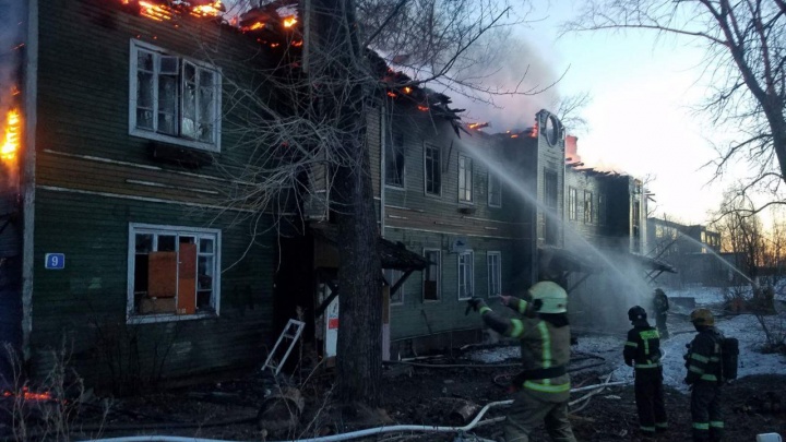 Ночью в Архангельске горел деревянный дом