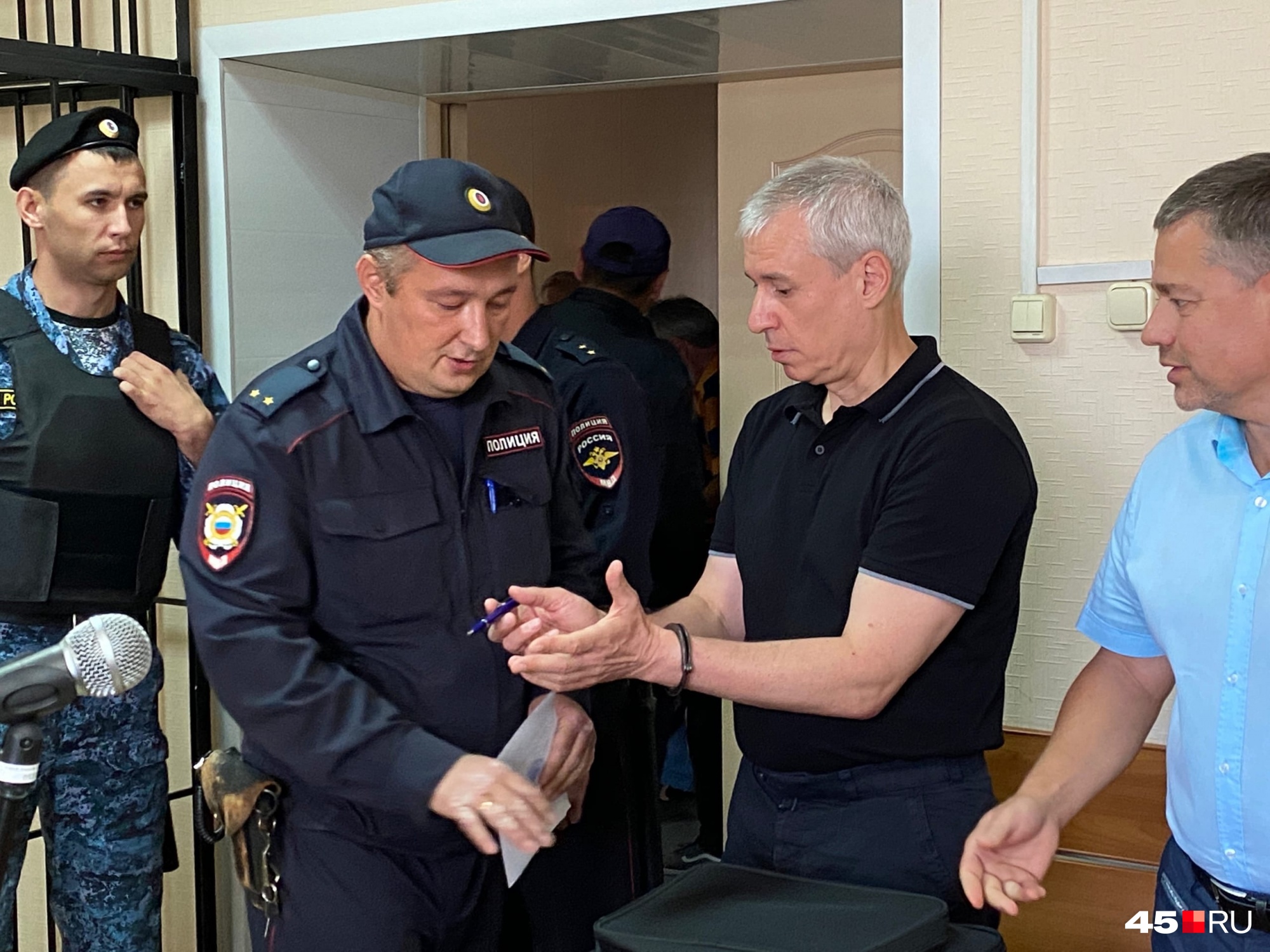 Наручники на Олега Рожкова надели после оглашения приговора Наручники на Олега Рожкова надели после оглашения приговора