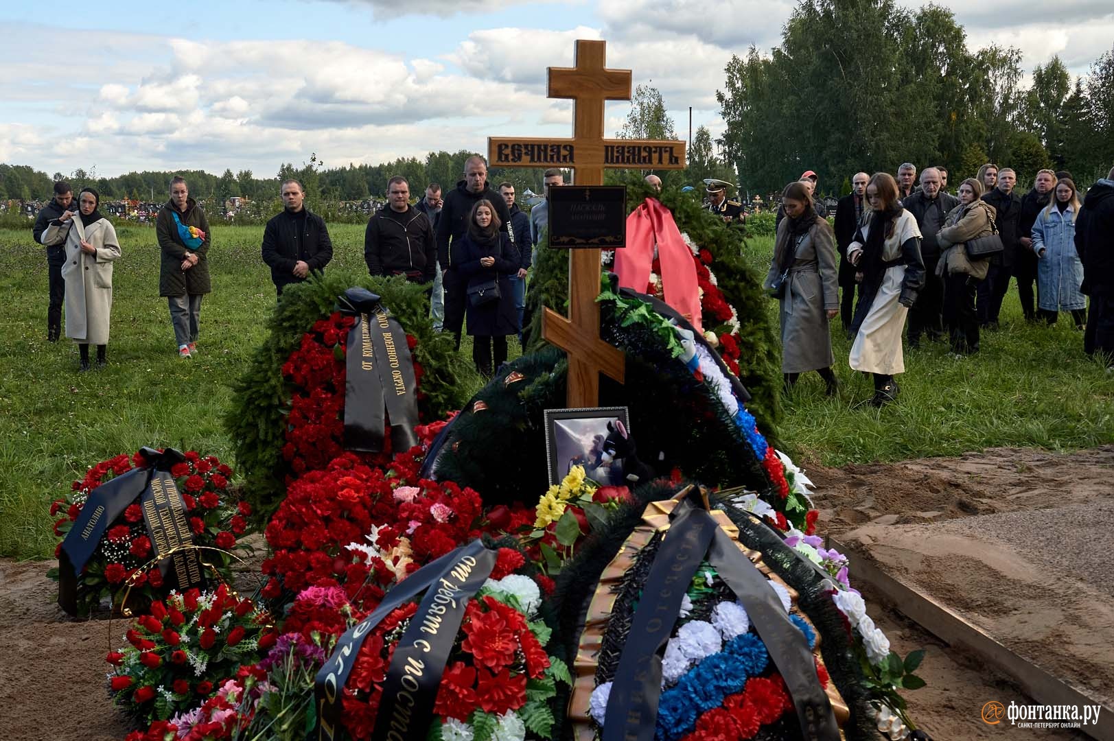 Похоронили погибших на украине. Хоронят погибших на Украине.