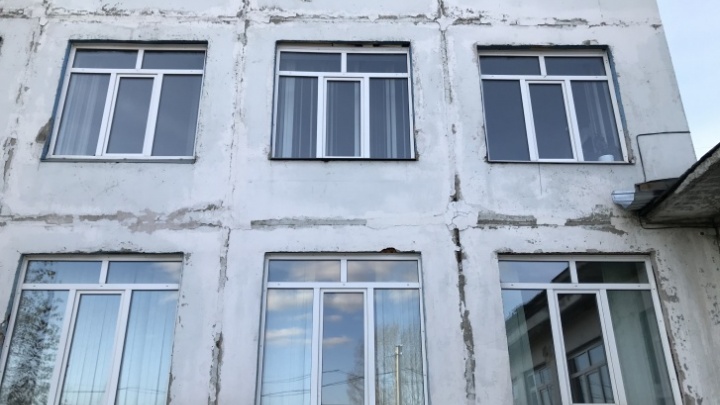 Сносить или ремонтировать? Судьба аварийной школы в Емельяново так и не решена, несмотря на заявления губернатора