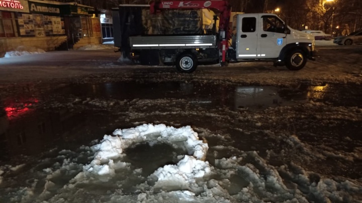 Стала известна причина мощного потопа на ЖБИ, из-за которого автомобили вмерзли в лед
