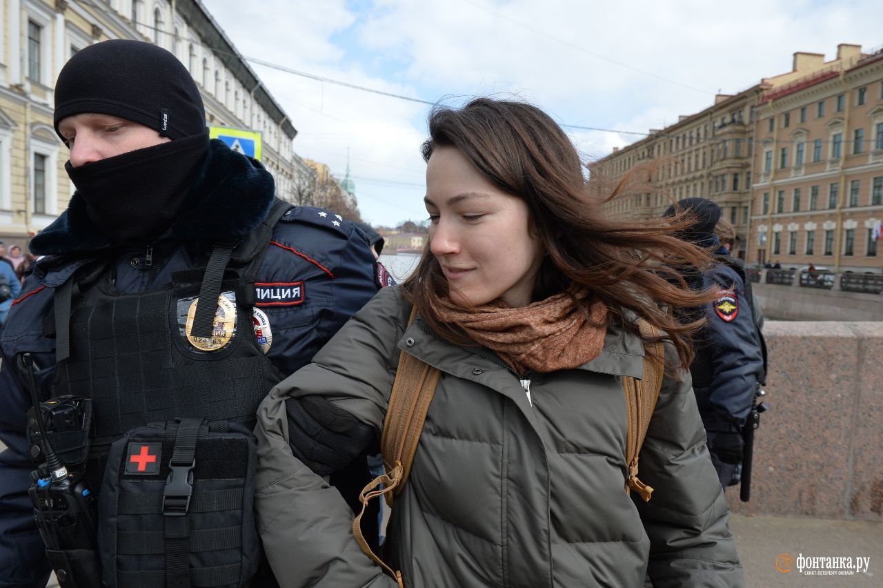 Двое корреспондентов. Пацифистский Петербург. Акция человек. Их фотографии.