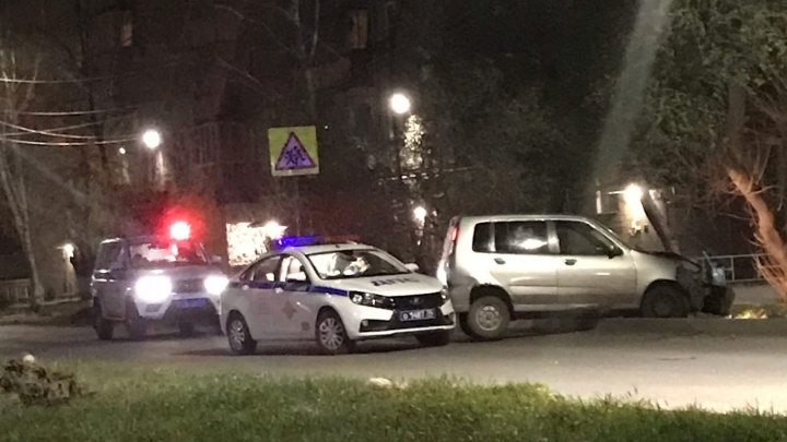 Под Челябинском водитель Nissan, уходя от погони, врезался в дерево и столкнулся с машиной ГИБДД