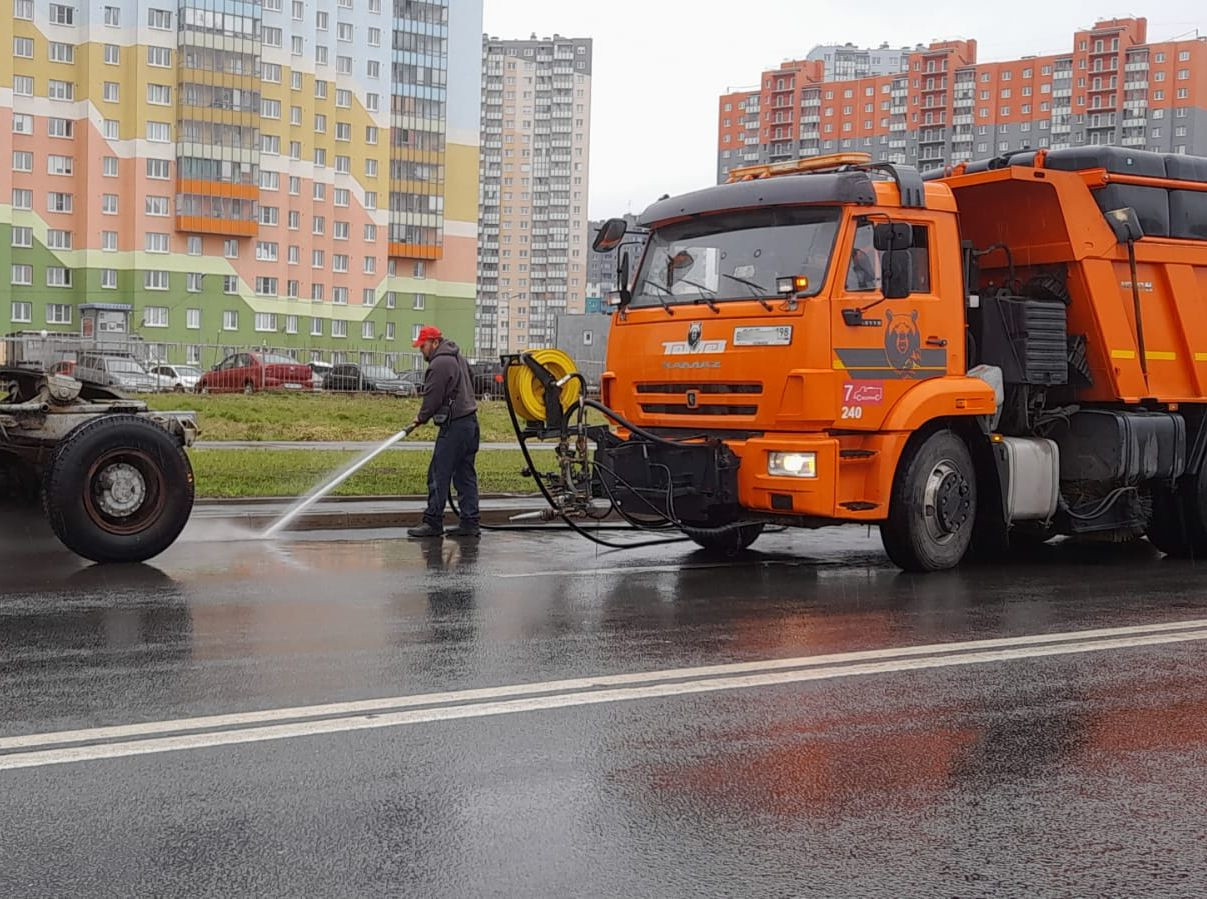 За неделю на дорогах Петербурга залатали 30 тысяч квадратных метров ям, оставшихся после зимы