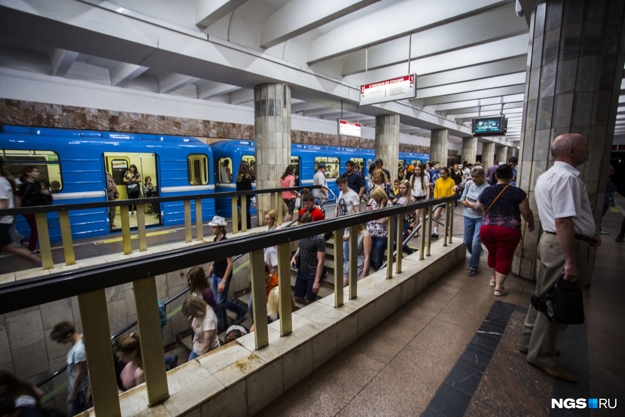 метро девяткино утром