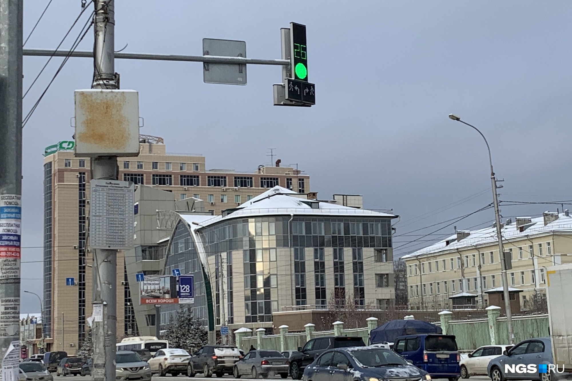 В Новосибирске говорят, что такой вариант намного эффективнее, чем знаки со стрелочками возле светофоров. По сути, он просто предупреждает, что за поворотом — переход с пешеходами В Новосибирске говорят, что такой вариант намного эффективнее, чем знаки со стрелочками возле светофоров. По сути, он просто предупреждает, что за поворотом — переход с пешеходами