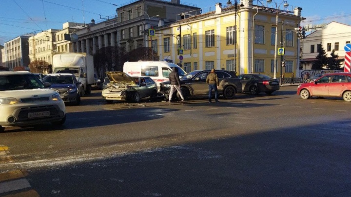В центре Екатеринбурга лоб в лоб столкнулись Bentley и ВАЗ. Момент ДТП попал на видео