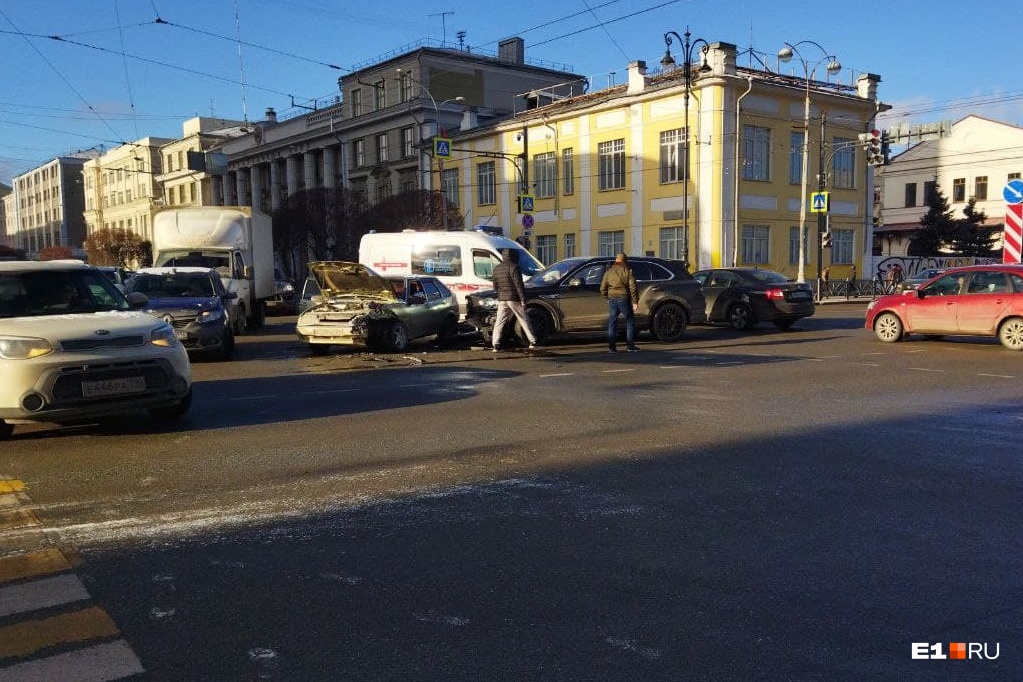 В центре Екатеринбурга лоб в лоб столкнулись Bentley и ВАЗ. Момент ДТП попал на видео