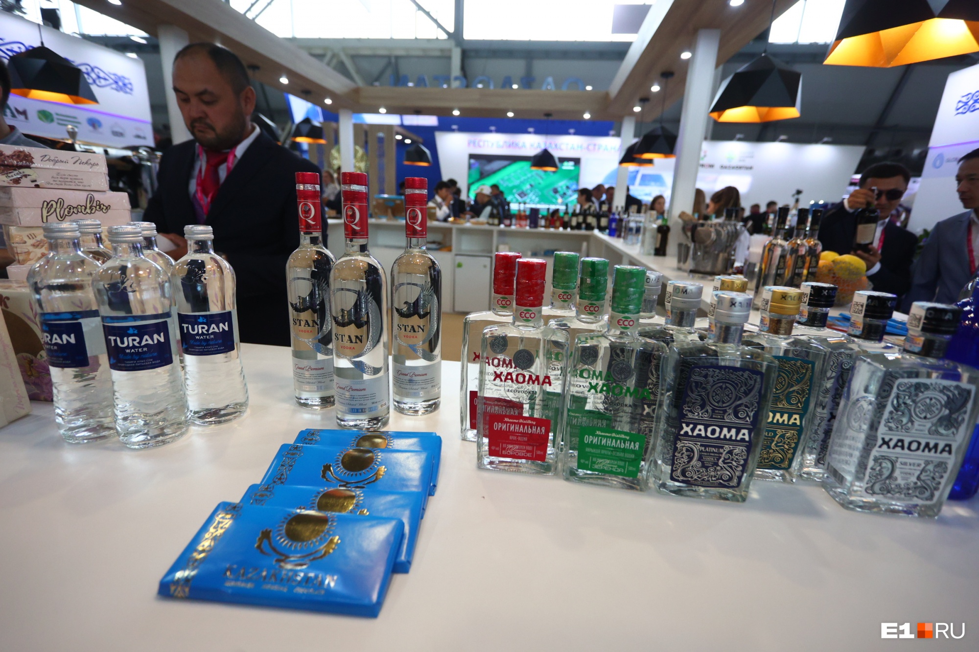 А еще здесь продают алкоголь из Казахстана. Например, бренд «Хаома», по данным Euromonitor International, занимает 33% всего алкогольного рынка Казахстана