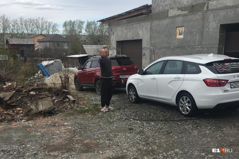 «Клиенты справляют нужду на участки»: в Екатеринбурге садоводы объявили войну соседу-автомойщику