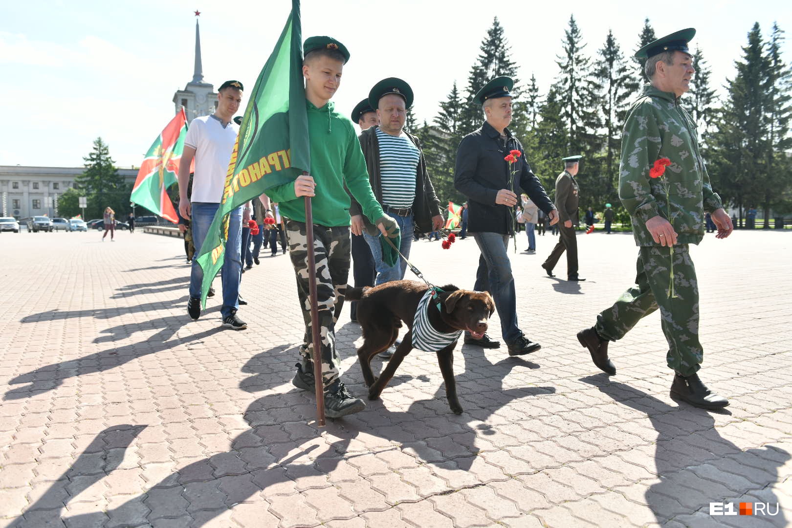 Екатеринбург заполнили военные в зеленых фуражках с собаками