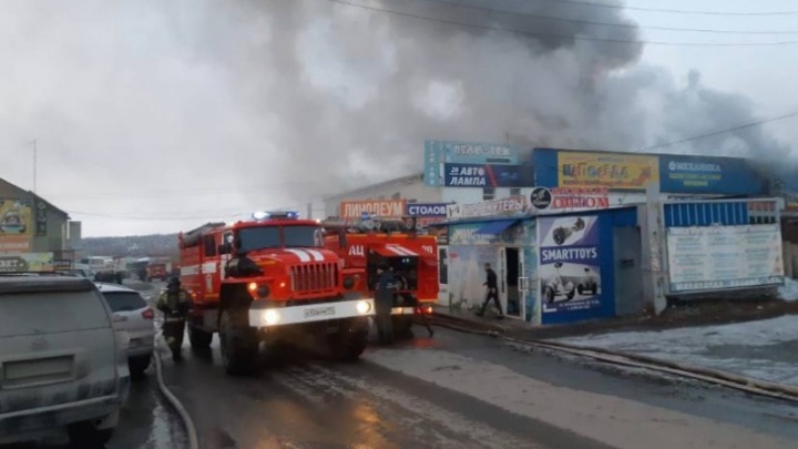 От пожара на магнитогорском рынке пострадало 30 магазинов