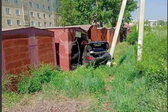 Машина снесла ворота одного гаража и врезалась в другой Машина снесла ворота одного гаража и врезалась в другой