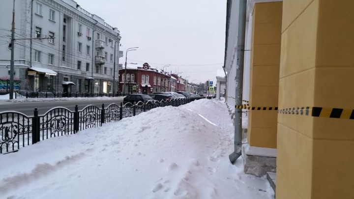 «Всеобщий пофигизм и равнодушие»: в Ярославле коммунальщики завалили тротуары метровым слоем снега