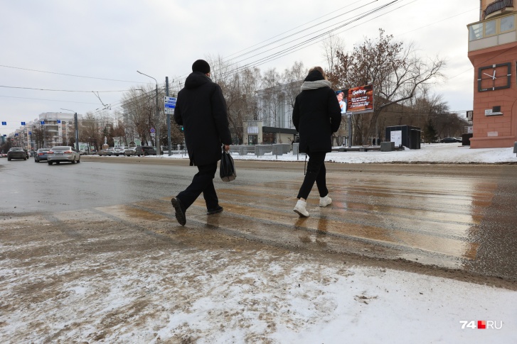 На улице минус, а на дорогах — лужи На улице минус, а на дорогах — лужи