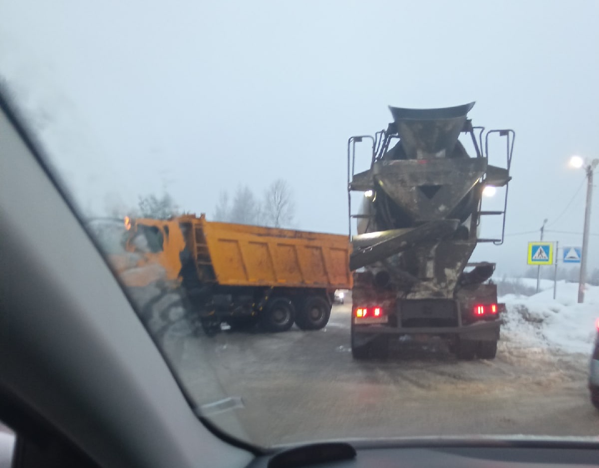 Перекрытие ленинградского шоссе. Массовое ДТП на Санкт-Петербургском шоссе привело к гибели водителя. Авария в Чувашии бетономешалки. ДТП на платной Ленинградке сегодня самосвал и автовоз.