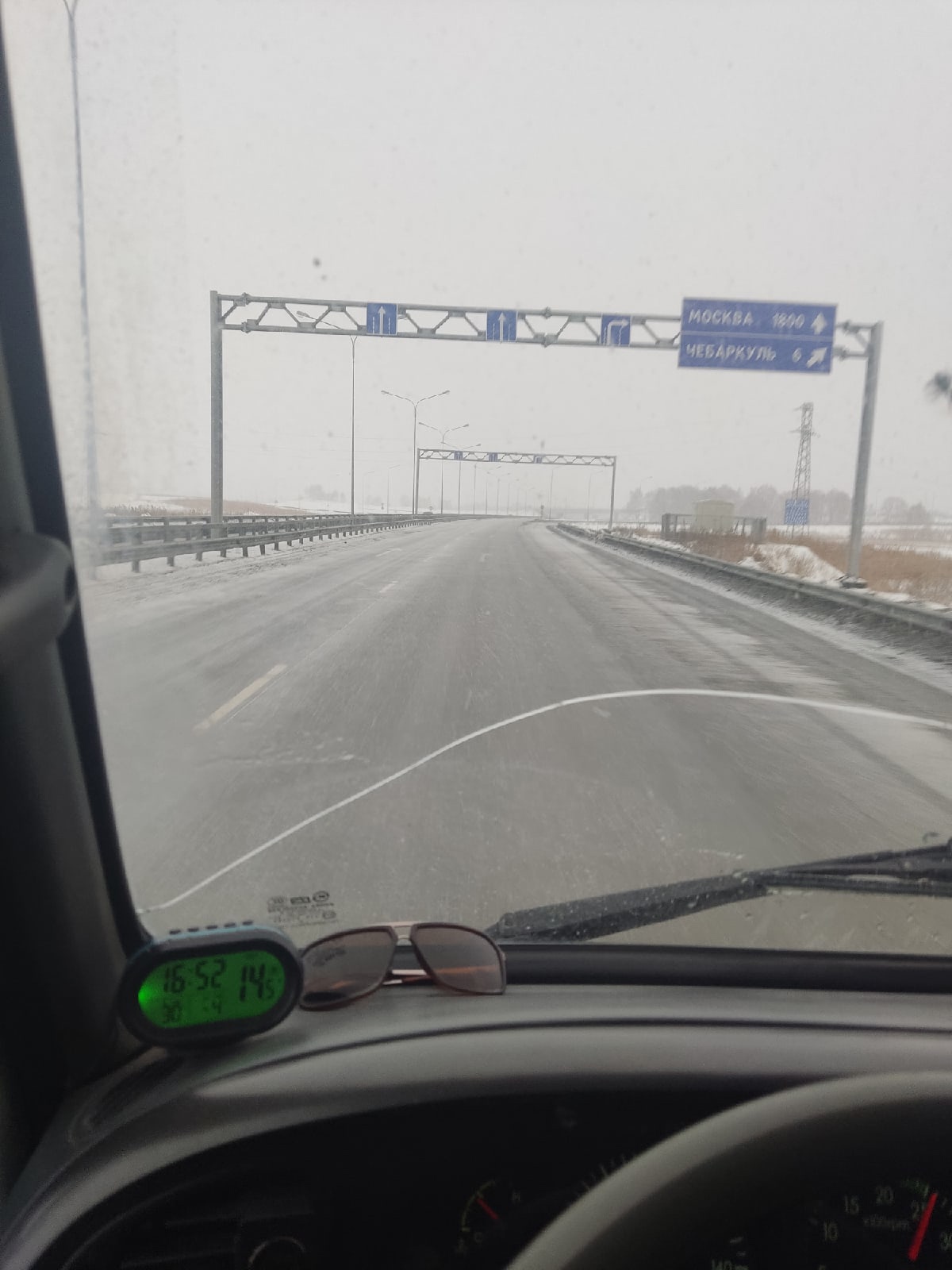 Автомобилисты сообщают, что на трассе уже идет снег, но движение рабочее Автомобилисты сообщают, что на трассе уже идет снег, но движение рабочее