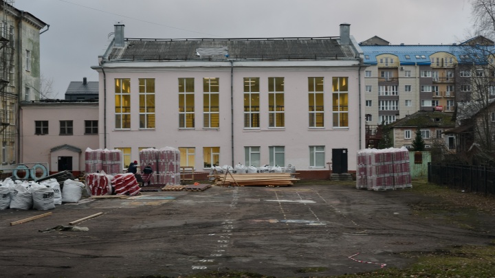 Школа № 22 в Архангельске откроется 1 сентября. Почти два года назад там обвалился потолок