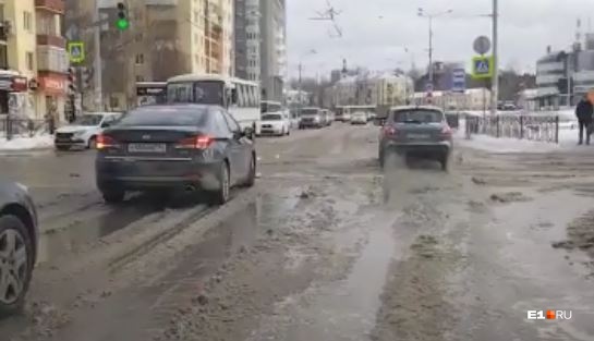 «Всё плывет, просто жесть». Дороги возле «Екатеринбург Арены» затопило водой