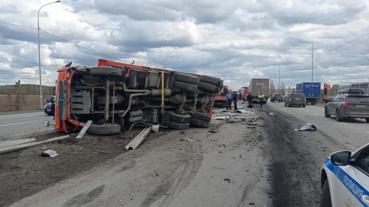 Семьи дорожников, погибших в ДТП на Московском тракте, получат помощь. Стали известны имена рабочих