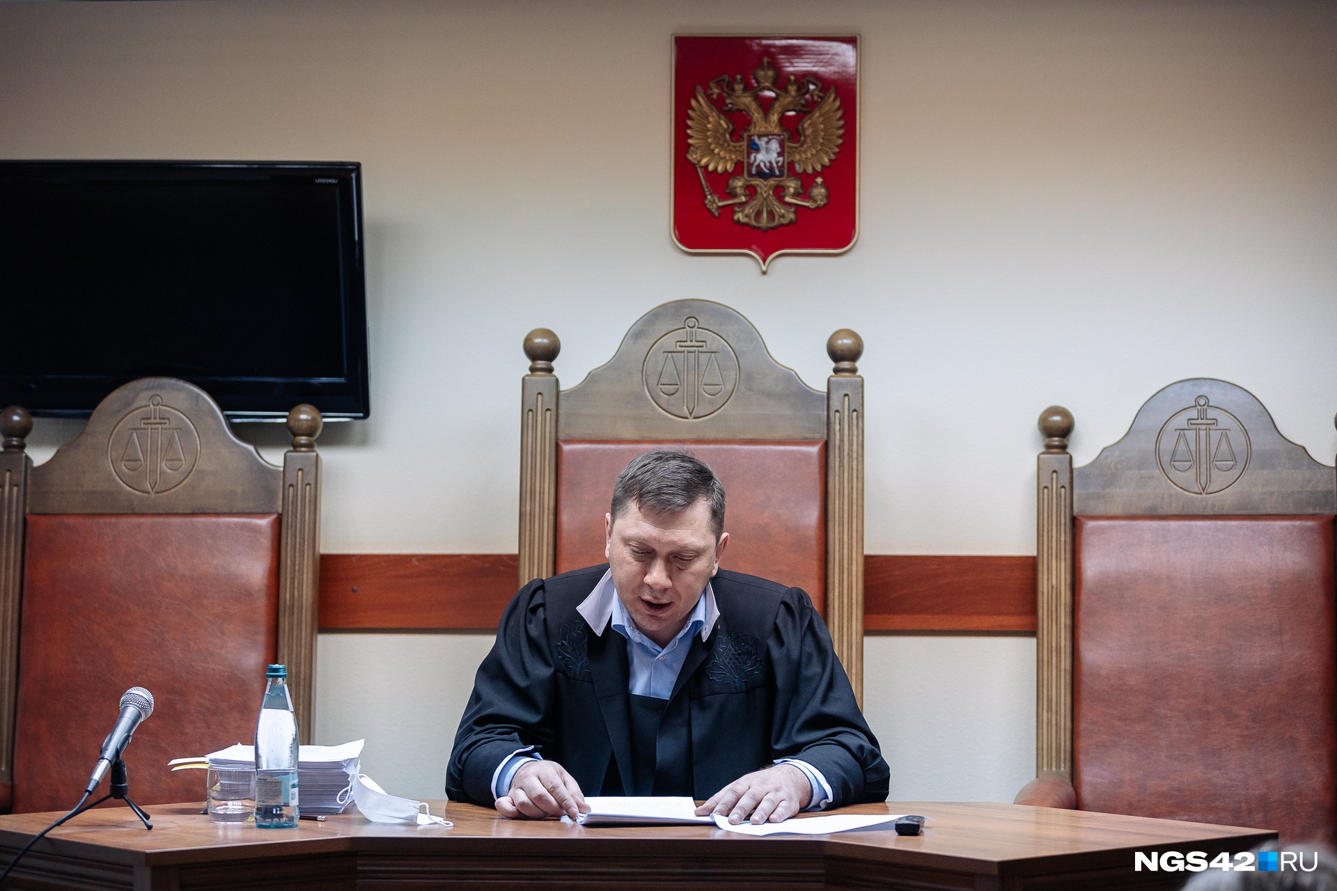 Бессменный судья дела — Александр Вялов — временно исполняющий полномочия председателя суда Центрального района. Справа от него можно увидеть том приговора Бессменный судья дела — Александр Вялов — временно исполняющий полномочия председателя суда Центрального района. Справа от него можно увидеть том приговора