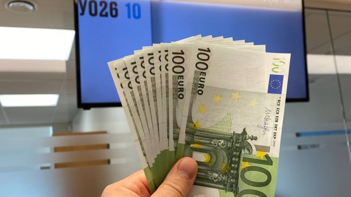 Не больше 10 000 долларов на руки: в тюменских банках не хватает валюты для продажи