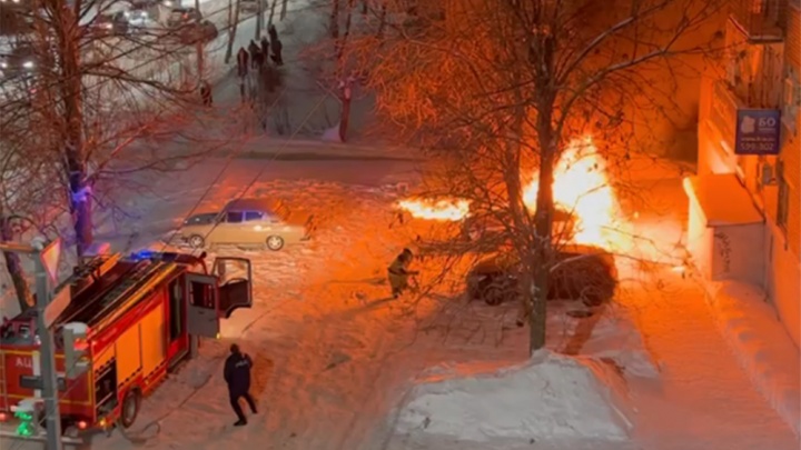 «В соцсетях увидел, что авто горит»: в центре Ярославля вспыхнули два автомобиля