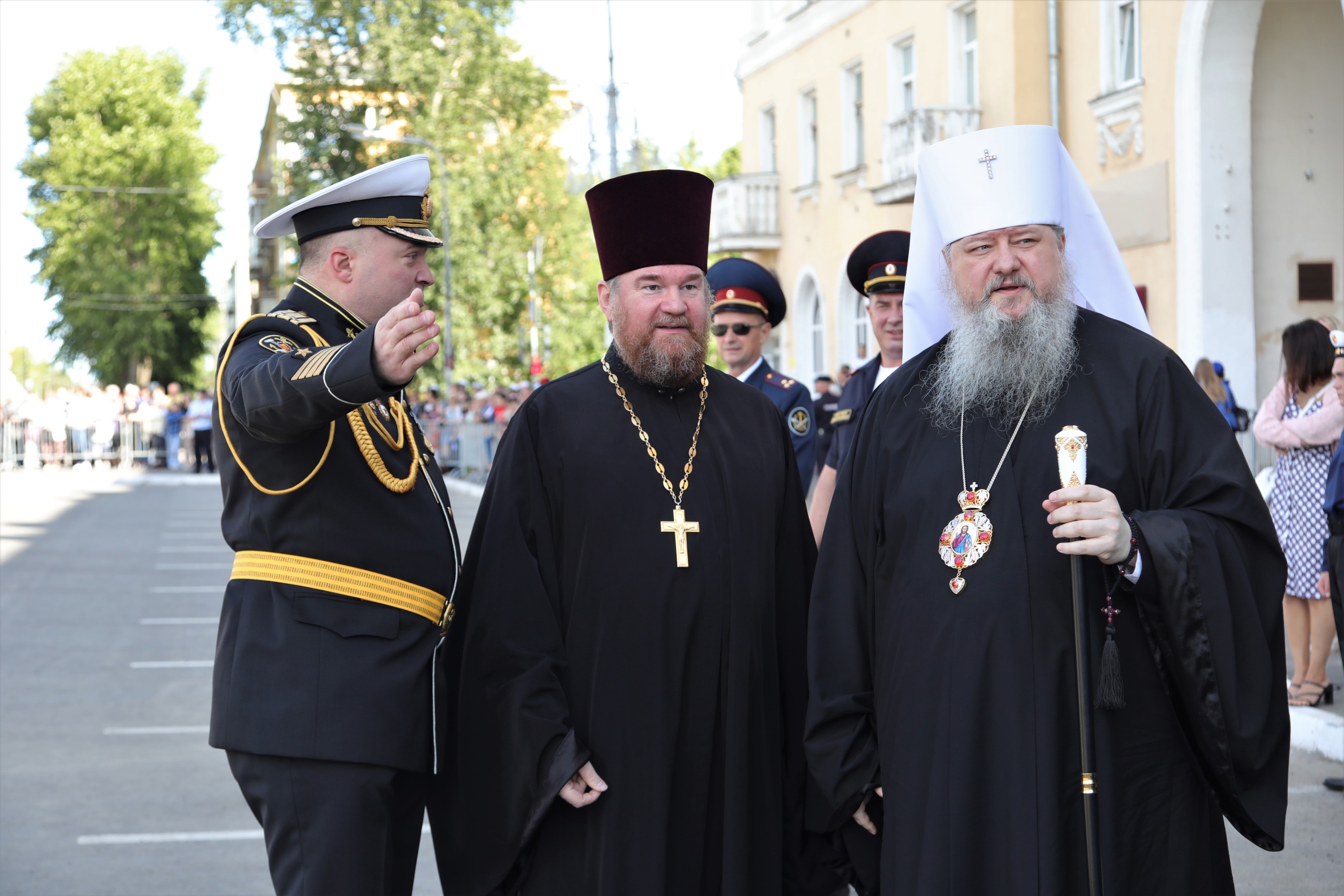 Протоиерей Валерий Суворов и глава Архангельской епархии митрополит Корнилий также посетили парад