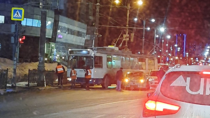 Улица Репина встала в пробку из-за столкновения троллейбуса и двух легковушек
