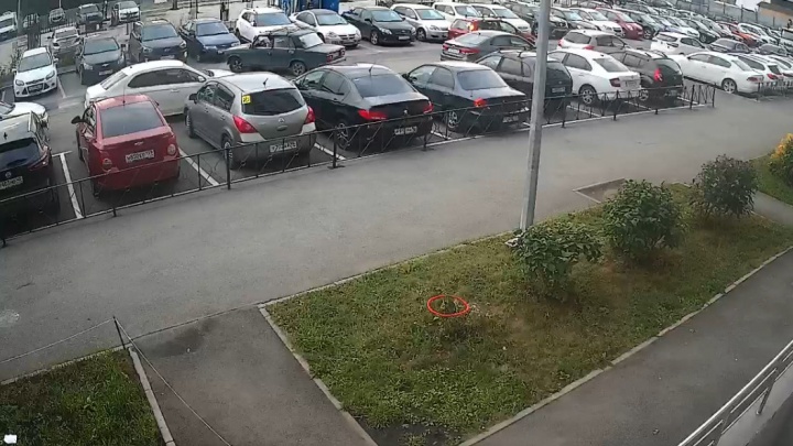 На ЖБИ автохам протаранил две припаркованные машины и скрылся: видео