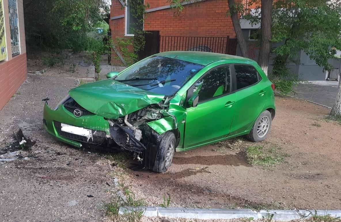 Водитель Mazda Demio врезалась в многоэтажный жилой дом в Чите