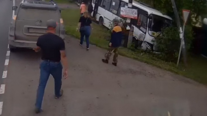 В Заостровье автобус с пассажирами попал в ДТП