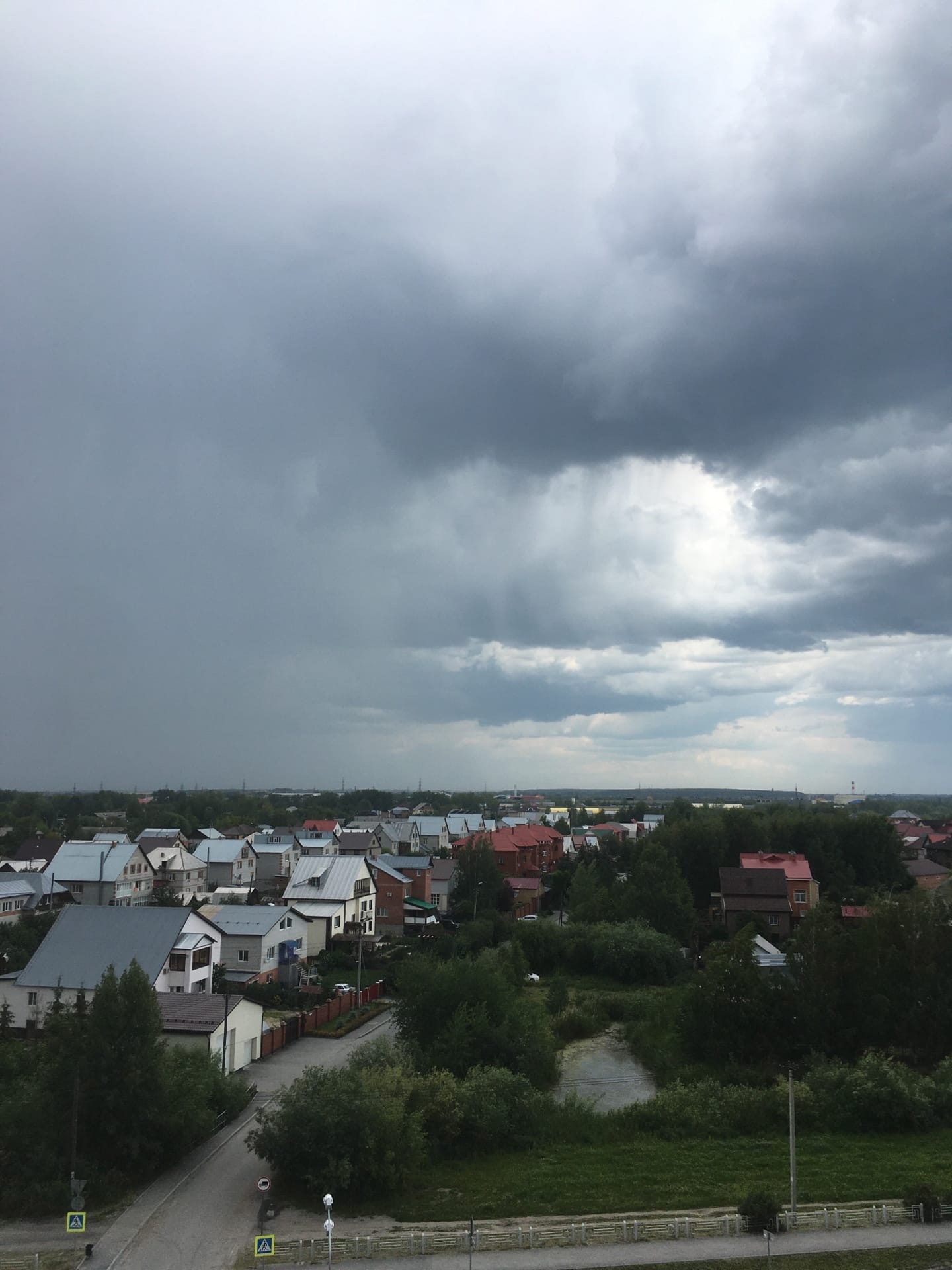 Тучи в городе еще гуляют. Возможно, тюменцев ждет вторая порция осадков Тучи в городе еще гуляют. Возможно, тюменцев ждет вторая порция осадков