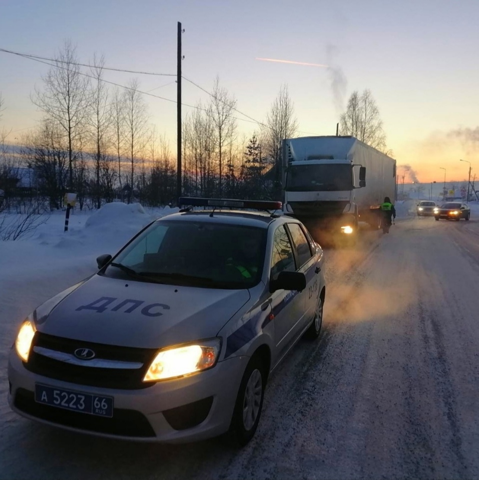 На севере Свердловской области гаишники помогли дальнобойщику, у которого в мороз сломалась машина