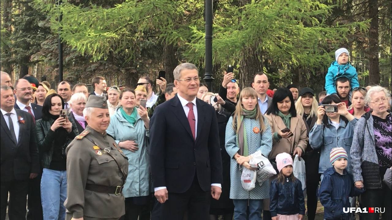 Радий Хабиров наблюдает за концертной программой Радий Хабиров наблюдает за концертной программой