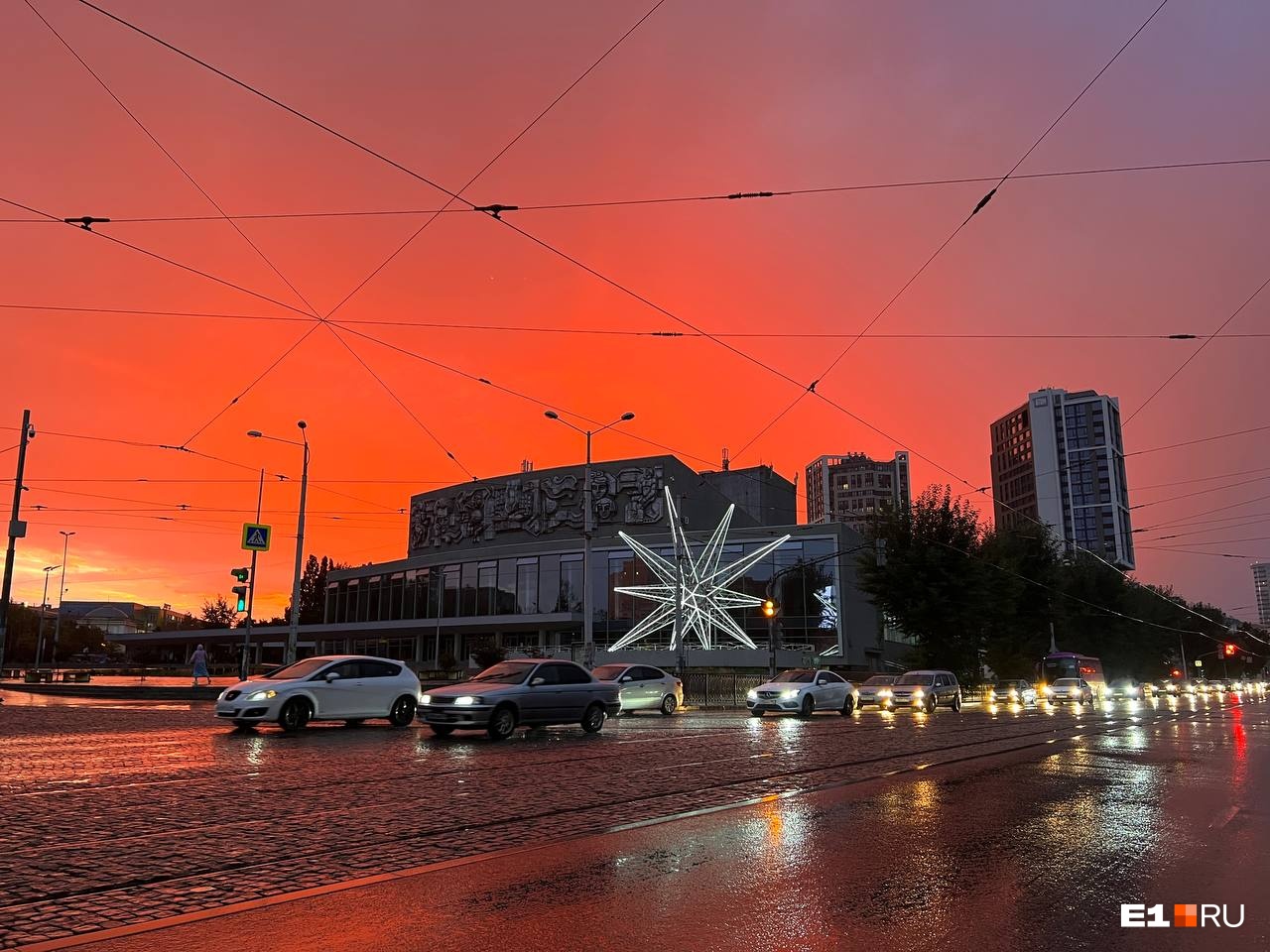 Ты горишь как огонь! 15 завораживающих фотографий заката в Екатеринбурге от читателей E1.RU