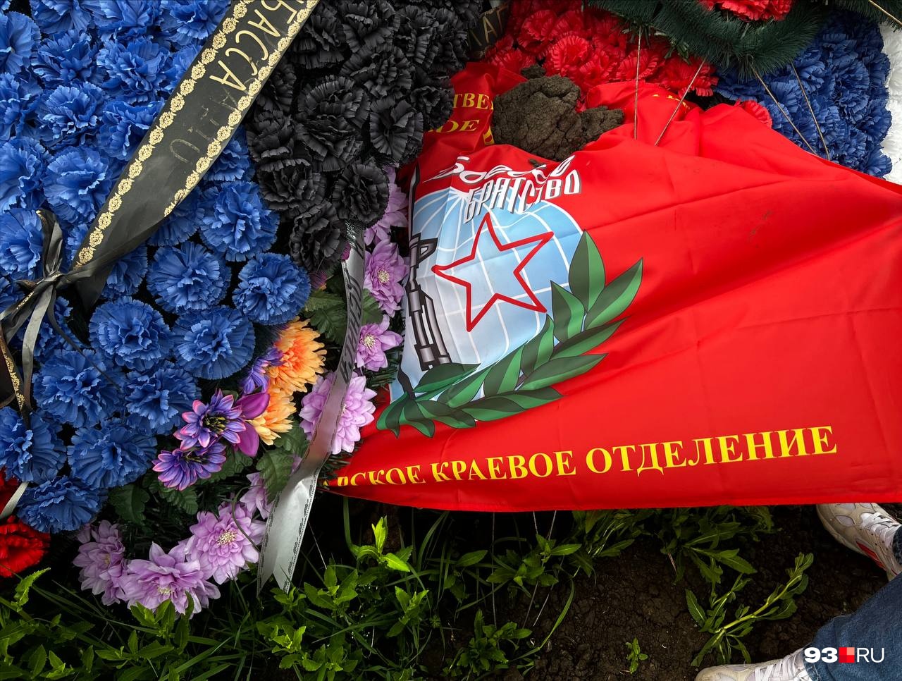 На одной из могил лежит флаг краевого отделения военного братства