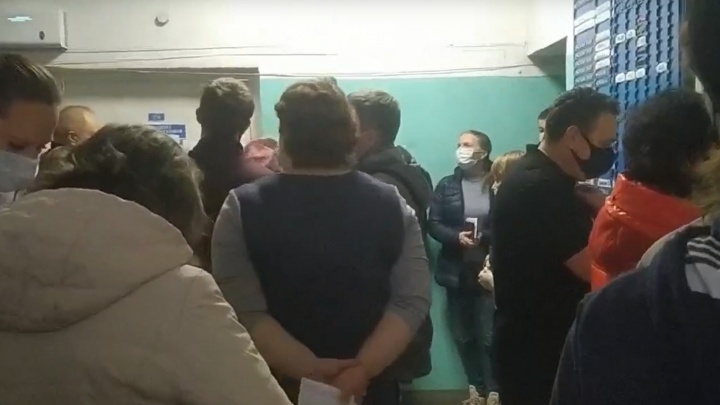«Дурдом»: в ярославской поликлинике здоровые пациенты и больные ковидом выстроились в одну огромную очередь