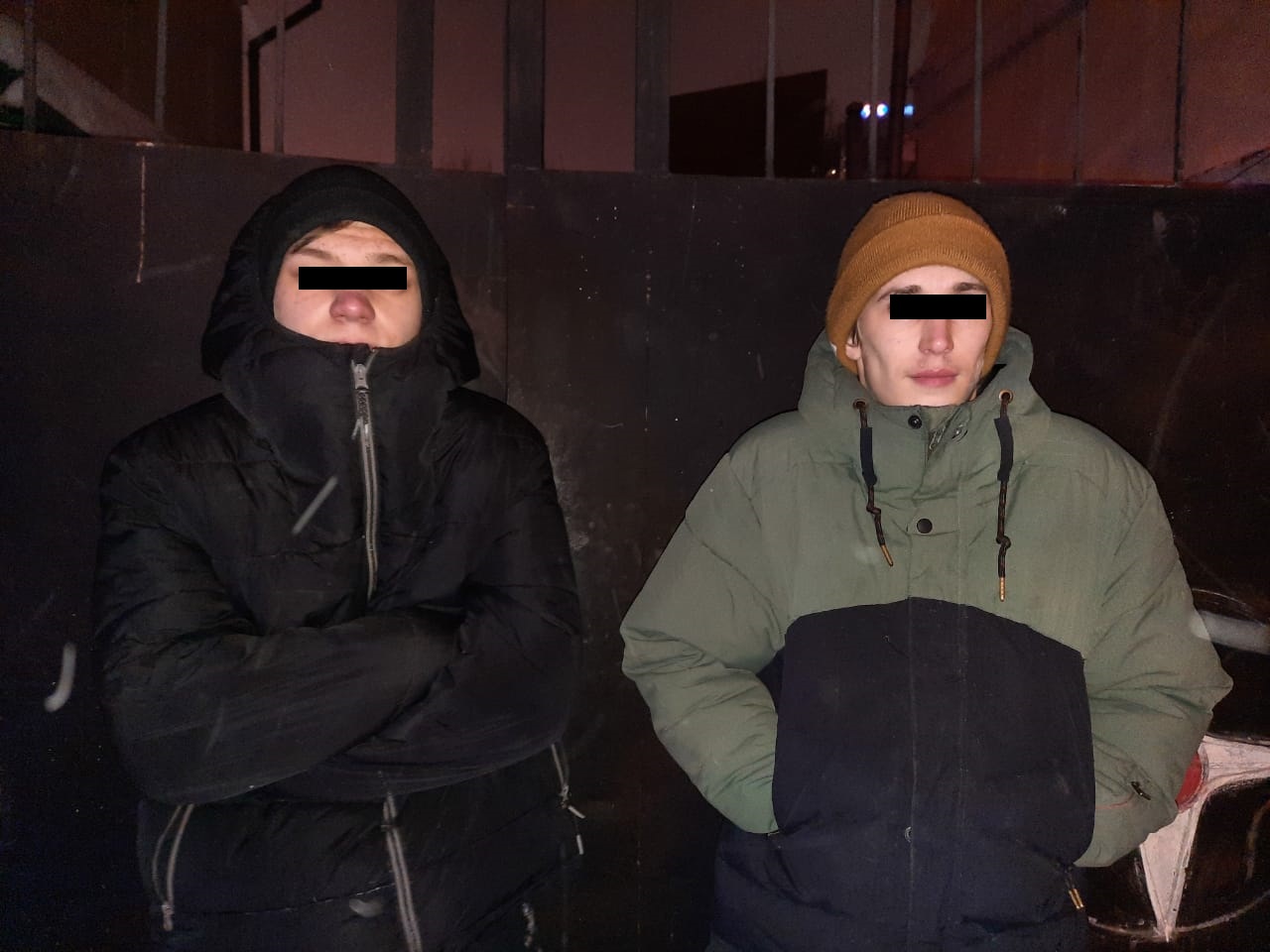 В Екатеринбурге экипаж ГИБДД поймал парней, которые вынесли из супермаркета продукты, не расплатившись
