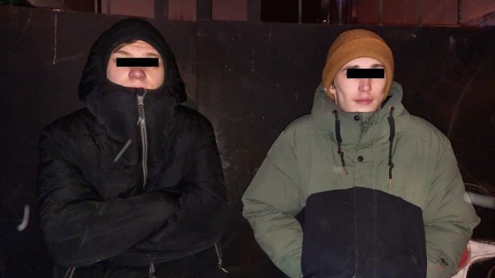 В Екатеринбурге экипаж ГИБДД поймал парней, которые вынесли из супермаркета продукты, не расплатившись
