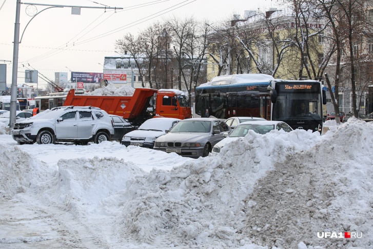 В городе кое-где не пройти и не проехать В городе кое-где не пройти и не проехать