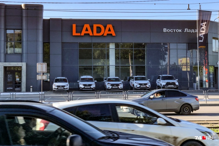 Дилеры Lada распродают остатки машин с кондиционерами. Когда появятся новые поступления таких комплектаций — пока неясно
