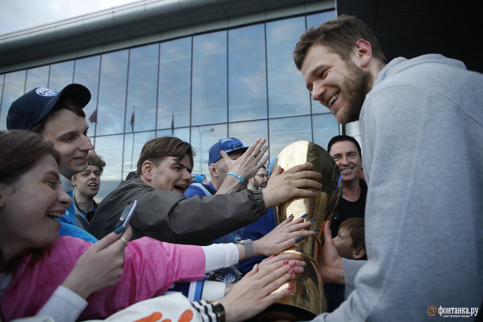 Бешеный фанат. В автомобиле фанаты встречают. Фанаты аталанты. Футбольный болельщик факел. Фанат встретил.