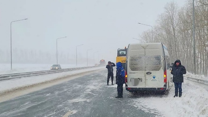 На трассе под Уфой автобус врезался в снегоуборочный экскаватор, одна пассажирка пострадала