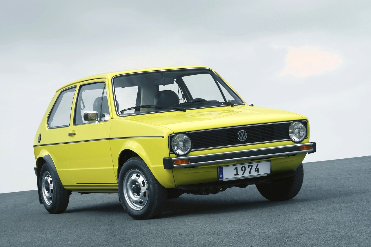 Первый Volkswagen Golf появился в 1974 году и поначалу комплектовался карбюраторными моторами, но довольно быстро перешел на впрыск топлива Первый Volkswagen Golf появился в 1974 году и поначалу комплектовался карбюраторными моторами, но довольно быстро перешел на впрыск топлива
