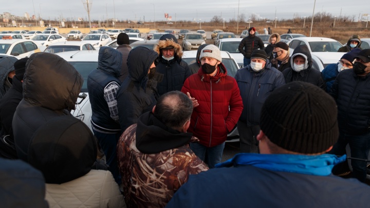 «Рабов здесь давно нет»: в Волгограде забастовка таксистов. Несколько человек задержаны