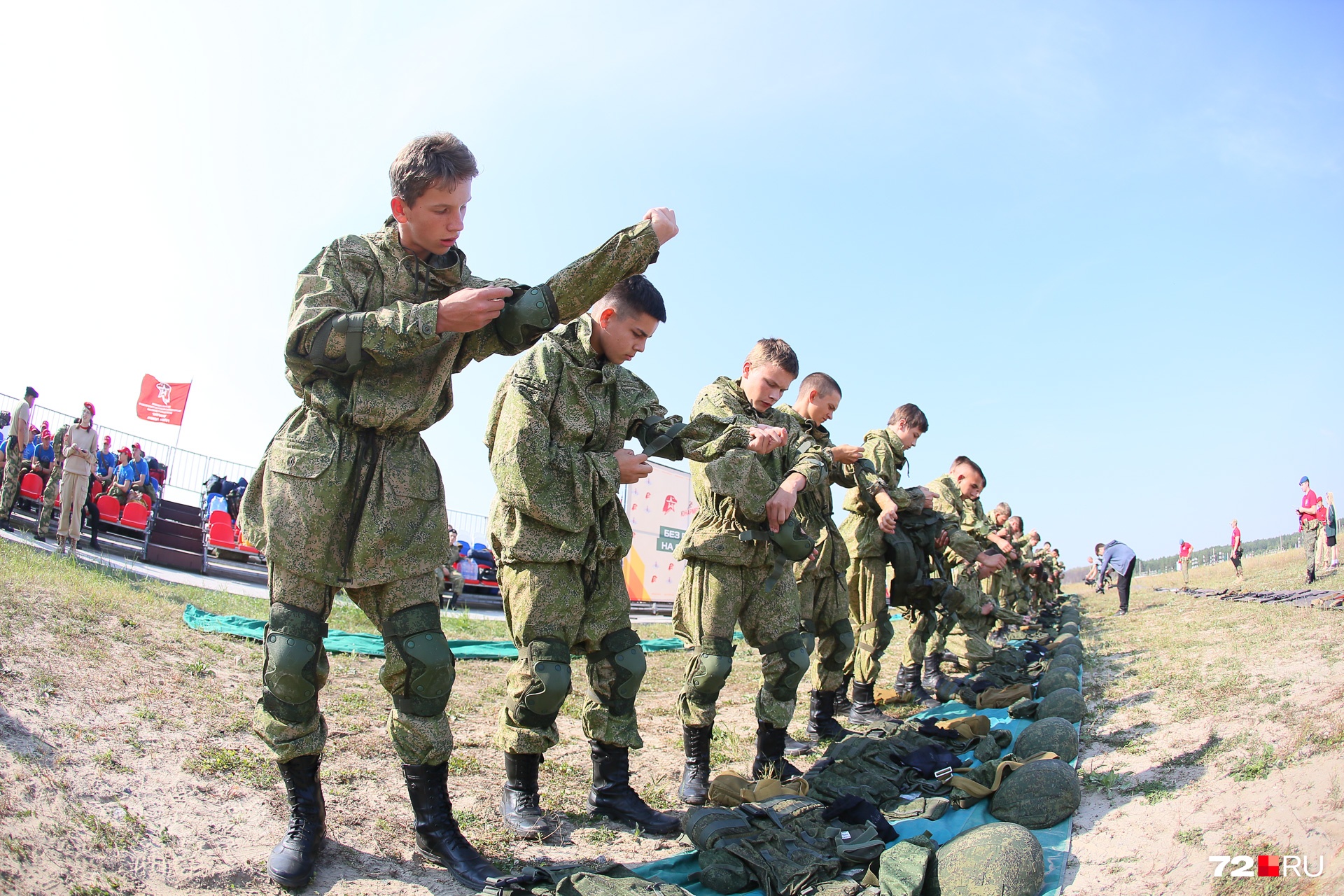 Домой мобилизованных вернут последние новости на сегодня. Мобилизованные военнослужащие. Солдаты России на Украине. Добрые люди военные. Военные бегут.