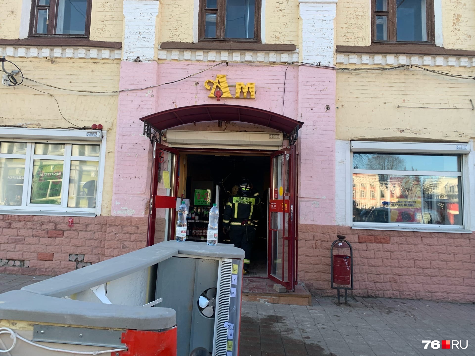 Сотрудники МЧС обследуют помещение Сотрудники МЧС обследуют помещение
