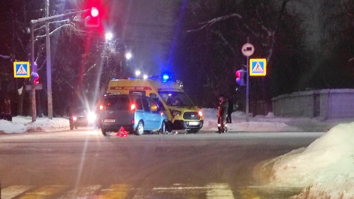 В Ярославле на перекрестке легковушка врезалась в карету реанимации